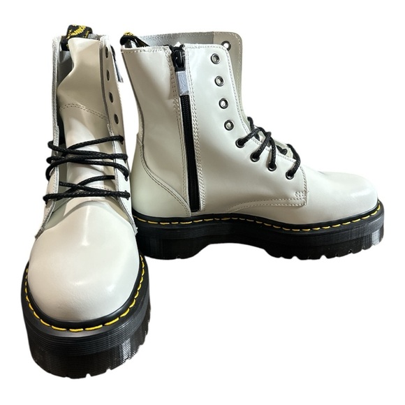 Dr. Martens, Jadon 8-Eye Leather Platform Boot for Men and Women - Picture 2 of 5